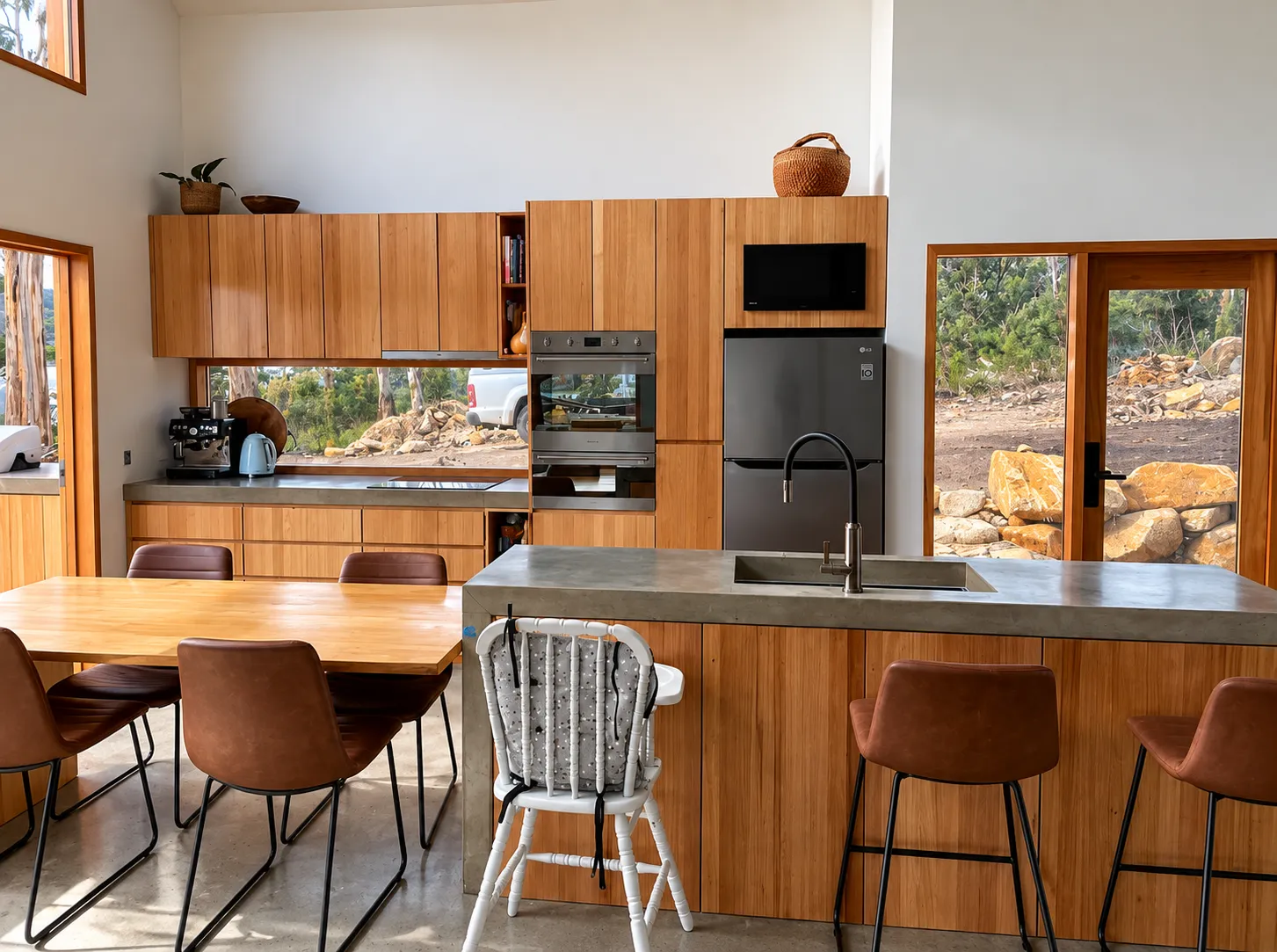 Kitchen & Dining